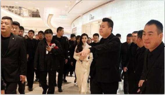 明星出门都有保镖吗,揭秘明星出行安全背后的真相