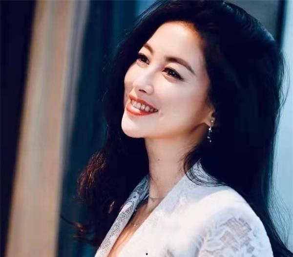 朱珠背景深厚,出身名门，才华横溢的影视新星